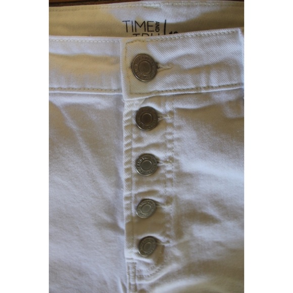 Time & Tru Plus Size 16 White High Rise Bermuda Jean Shorts Raw Hem Preowned - Picture 3 of 8